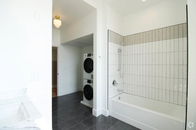 Building Photo - 30 W Broad St Rental