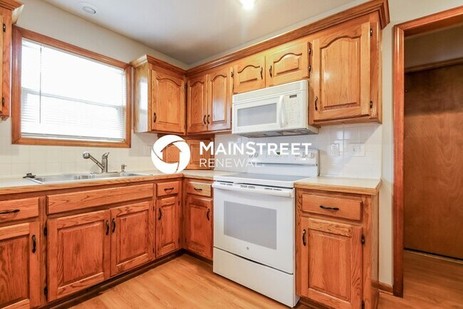 4 Bedroom Pet-Friendly Home in Kearney, MO with Main Street Renewal