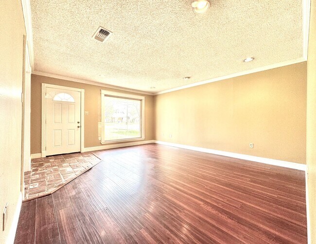 Photo - 3-Bedroom Home in Desirable Country Club Estates