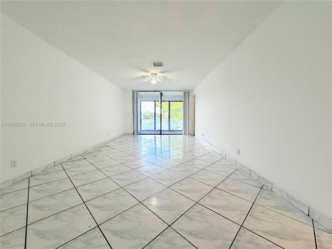 Building Photo - 206 Lake Pointe Dr Unit 206