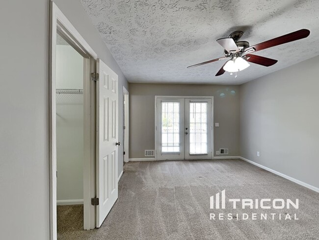 Photo - 425 Monivea Ln