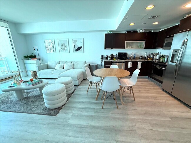 Building Photo - 950 Brickell Bay Dr Unit 1408