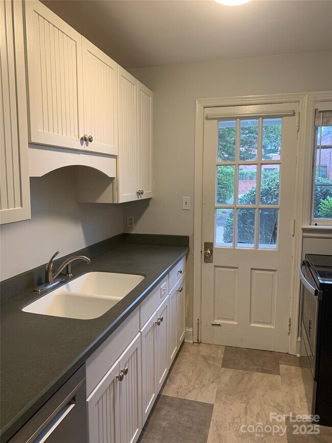 Photo - 2103 Queens Rd W