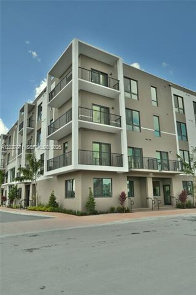 Building Photo - 4700 NW 84th Ave Unit 4700 NW 84th Ave # 18, Doral, FL 33166