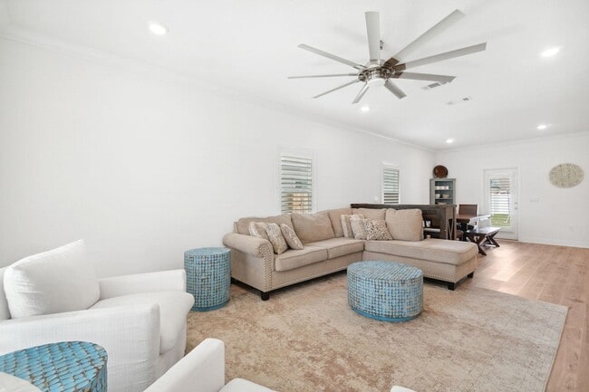 Photo - 627 Las Roblas Grande Dr