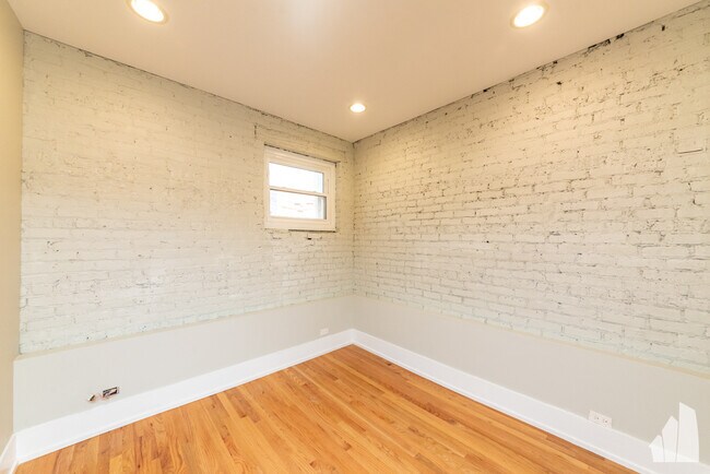 Building Photo - 1122 W Addison St Unit Garden Rental