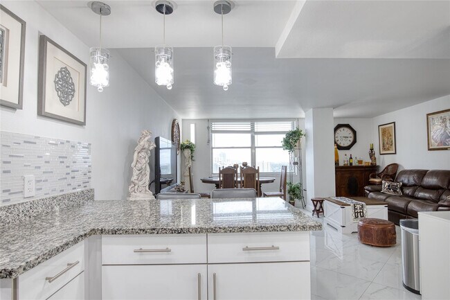 Photo - 111 Briny Ave Unidad 2008