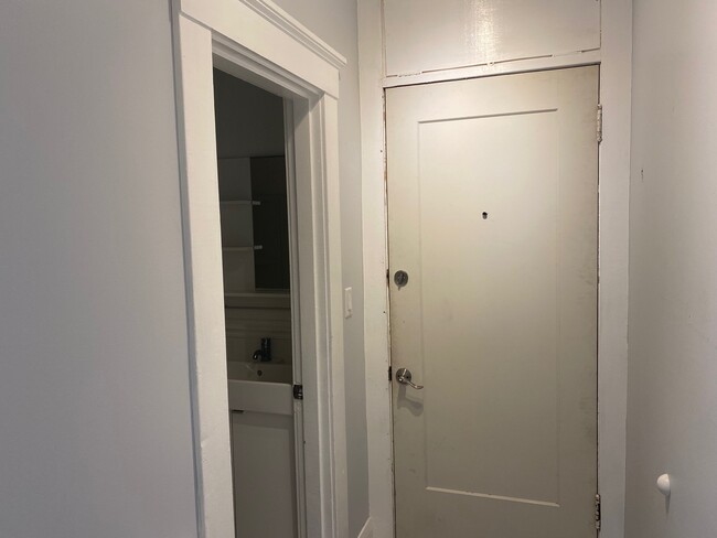 Hallway / Bath - 2301 N Jefferson St Apartments Unit 7