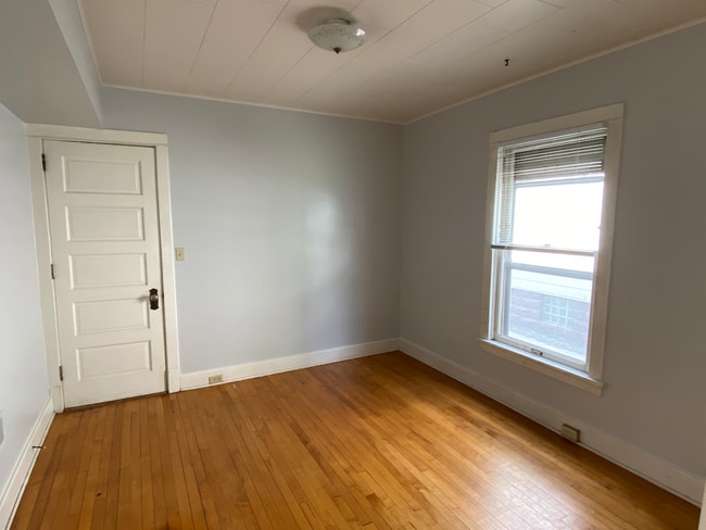 Middle Bdrm - 310 N Ingersoll St Unit 310
