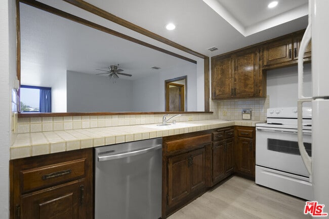 Photo - 880 W 1st St Unit 306