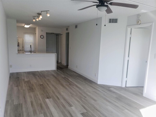 Building Photo - 2216 N Cypress Bend Dr Unit 504