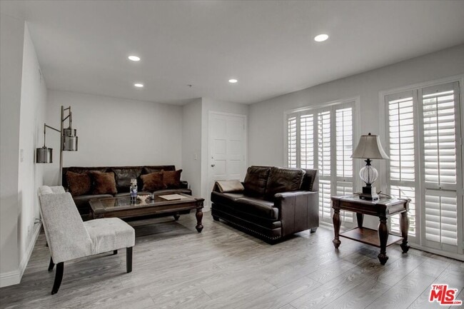 Photo - 108 W Maple St Unidad 27