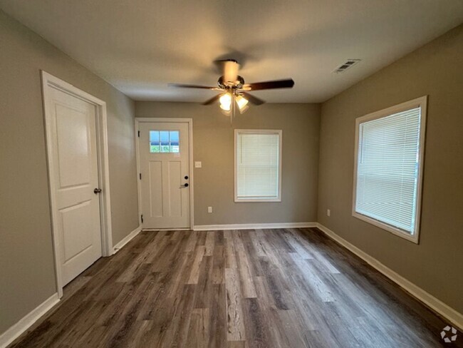 Building Photo - Newly Renovated 3 Bedroom Home
