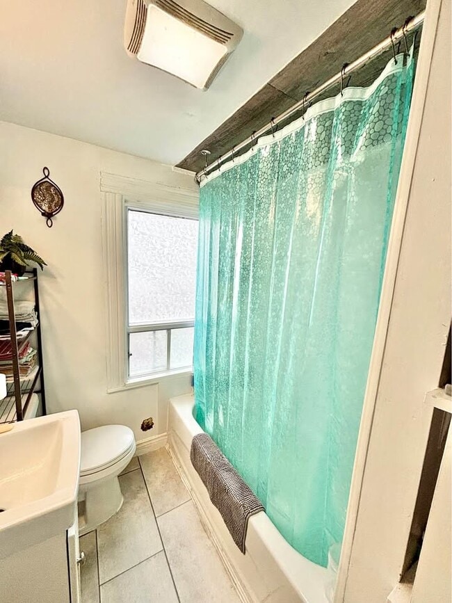 Photo - Spacious 3-Bedroom/1 Bath Apartment – Downtown Fredericton Unité 1