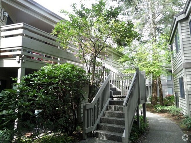 Building Photo - Super-Cute and LARGE Top Floor Condo in So... Unit 6