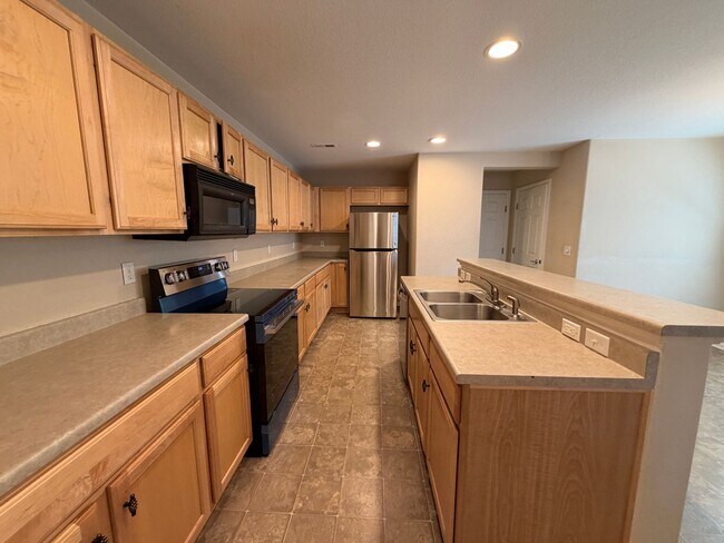 Photo - Bright Open-Concept Condo with 1-Car Garage in Prime Commuter Location