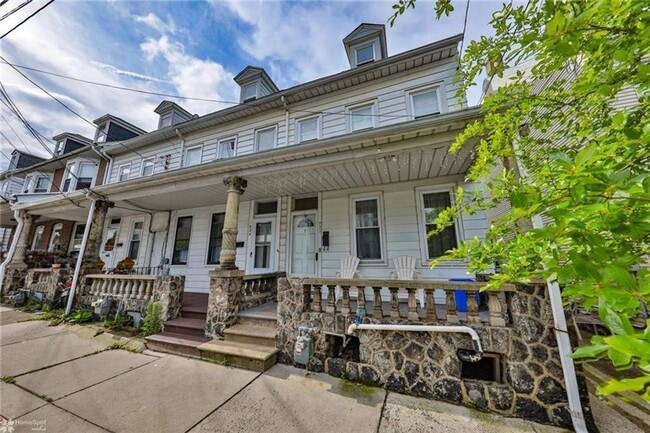 Building Photo - Comfortable living in this well-maintained 3-bedroom end unit home for rent