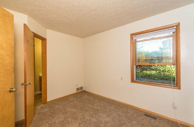 Photo - 521 Henderson Crossing