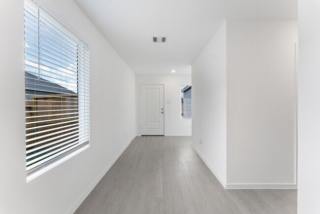 Photo - 706 Umbrella Tree Dr