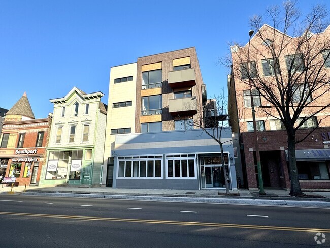 Building Photo - 1358 W Belmont Ave Unit 401 Rental