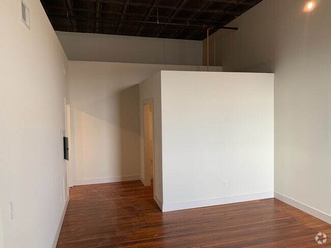 Building Photo - One Bedroom Newport Loft Unit 305