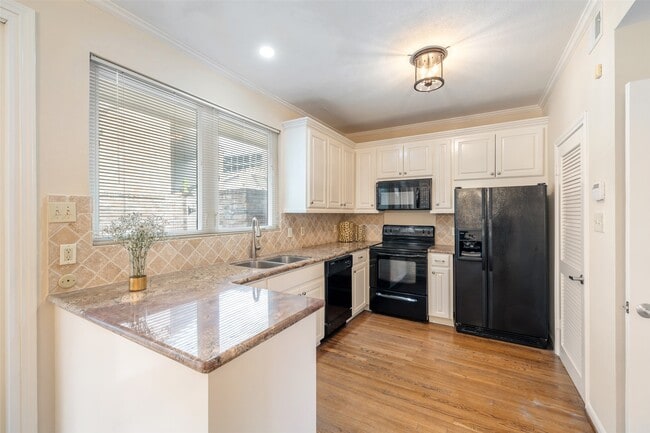 Photo - 5850 Valley Forge Dr Unidad 144