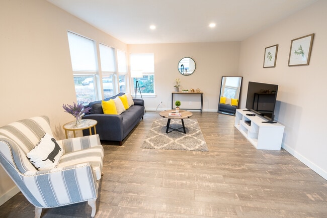 Photo - 8985 SW Center St