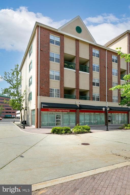 Photo - 6070 Main St