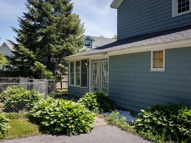 Photo - Charming and spacious 4-bedroom, 2 full ba...