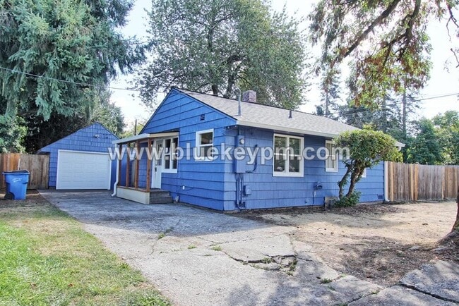 Building Photo - Updated 2 Bed, 1 Bath Bungalow in Harney H... Rental
