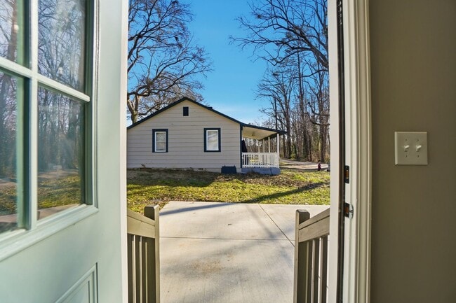 Photo - 930 Bond Ave