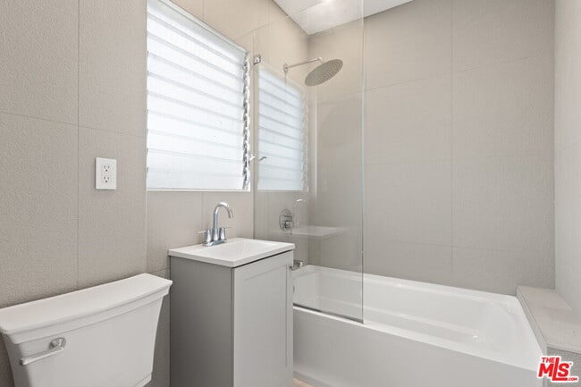 Photo - 8210 Clinton St