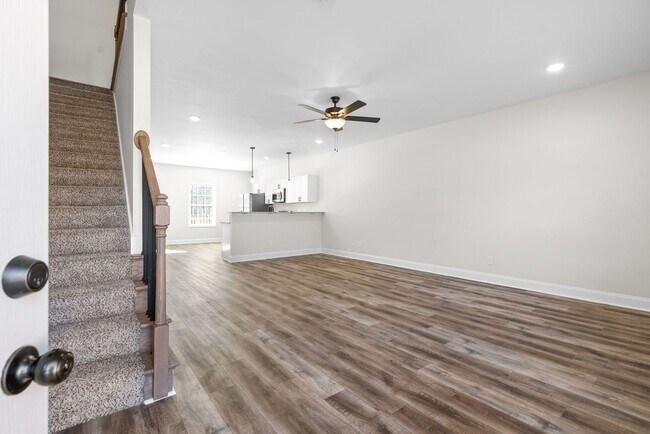 Photo - 3 Bedroom Pet Friendly Townhome For Rent Near Heritage Park!