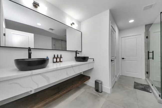 Photo - 6747 Peerless St