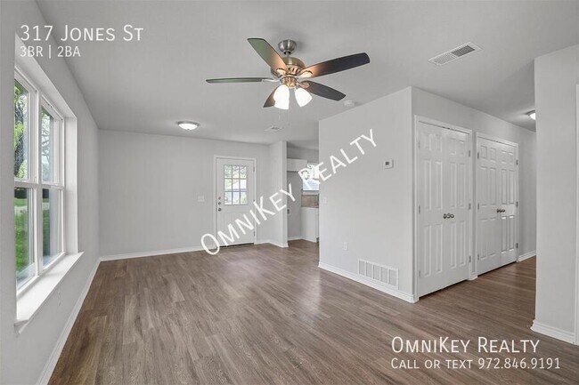 Photo - 317 Jones St