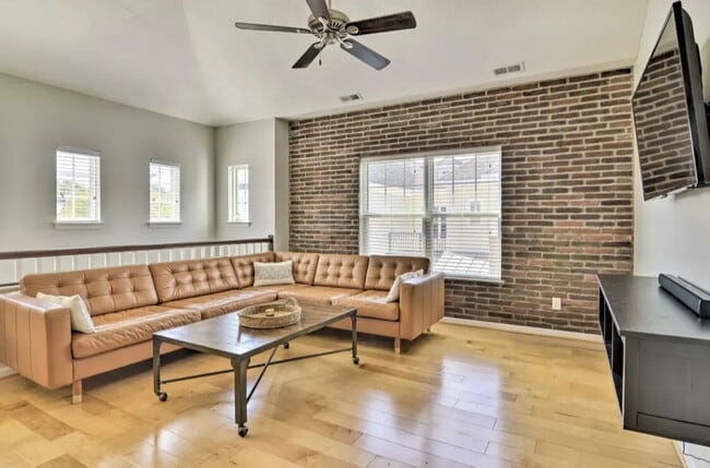 Photo - Cozy 2 bedroom, 2 bathroom condo in the sought out neighborhood of Harbor Walk!