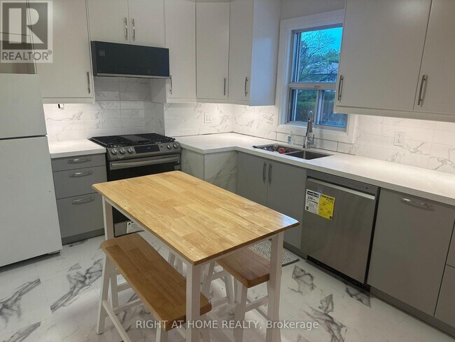 Photo - 309 Queen Mary Dr