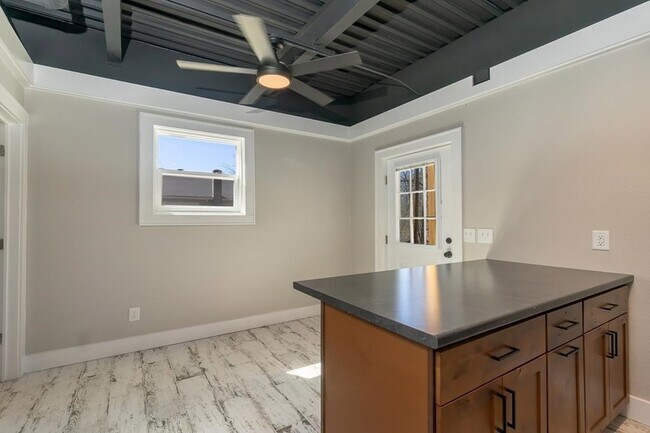 Photo - 138 Sloan St