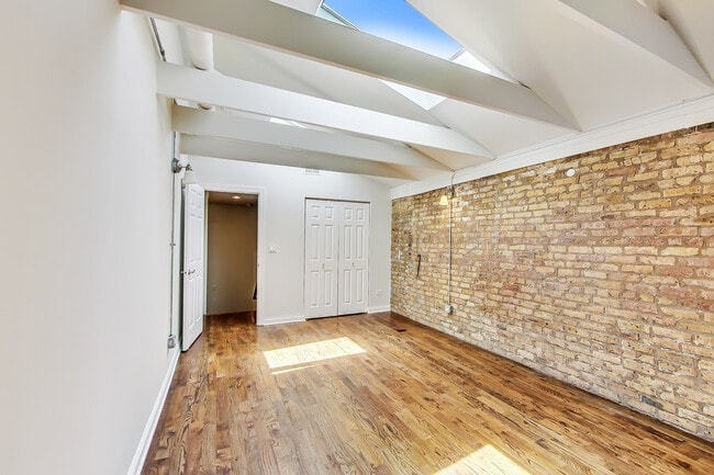 Building Photo - 1804 N Sheffield Ave Unit 1R