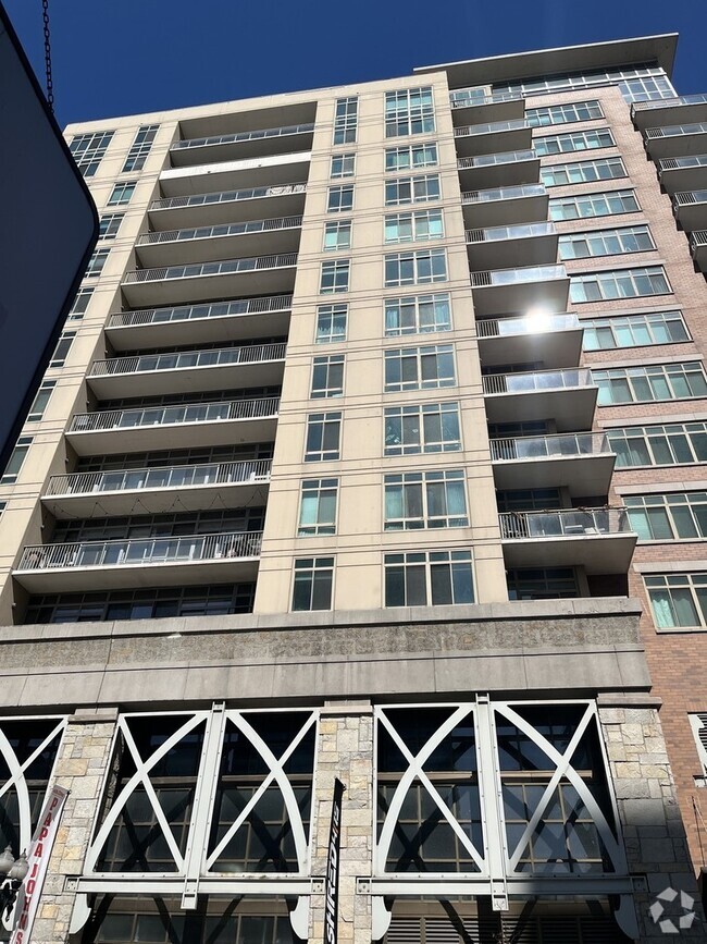 Building Photo - 230 W Division St Rental