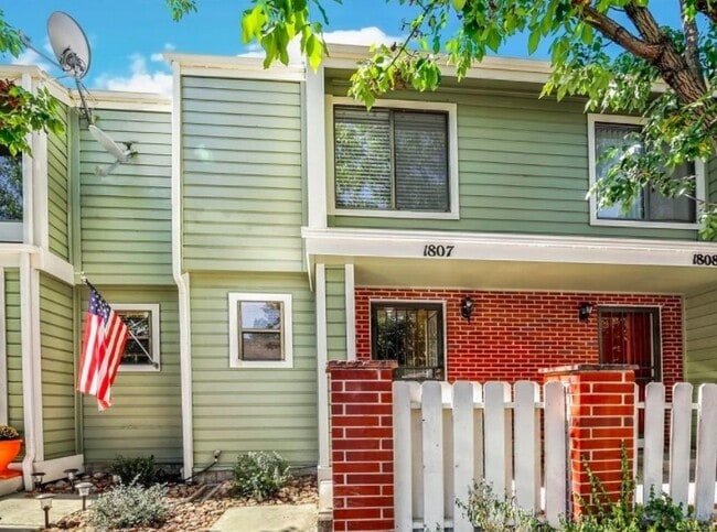 Building Photo - Charming 2-Bed/2.5-Bath Townhome in Cherry Creek School District!