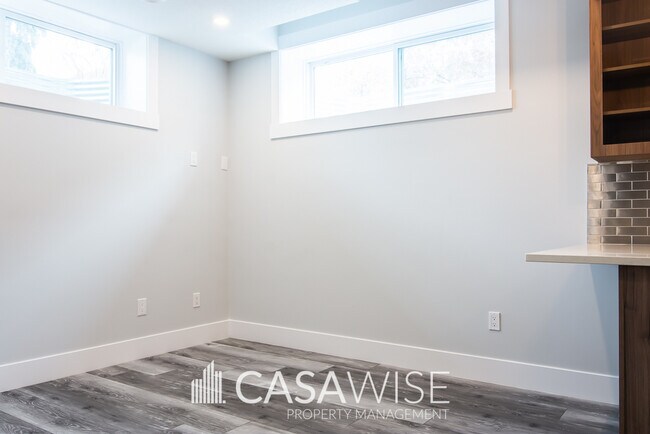 Photo - 10934-10972 72 Ave NW