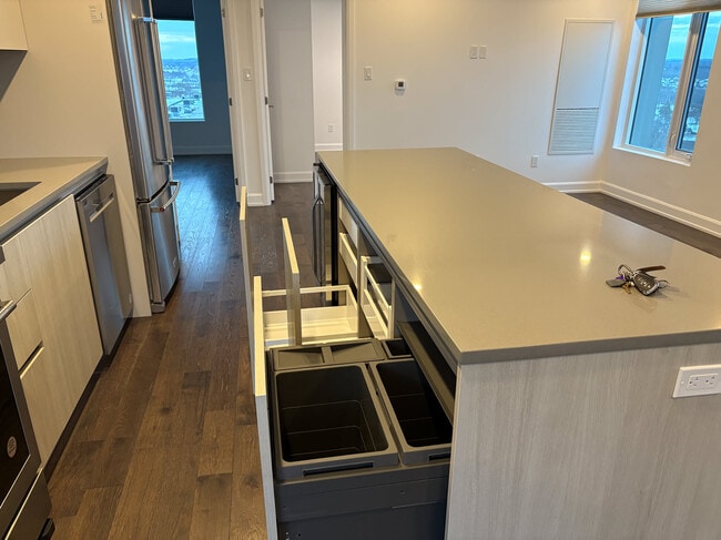 Photo - 195-710 Hunter St E