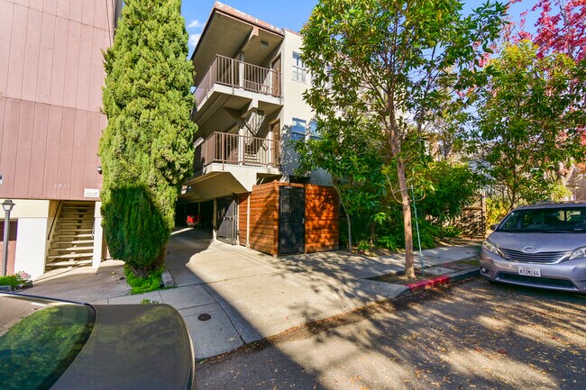 Building Photo - 2025 Francisco St.