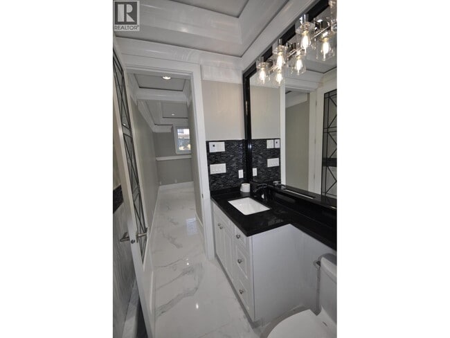 Photo - 7505 Kingsway