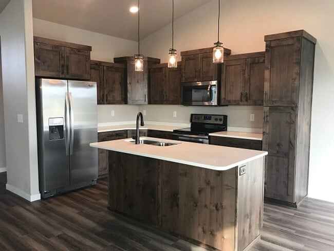 Building Photo - Single family 5 bedroom home