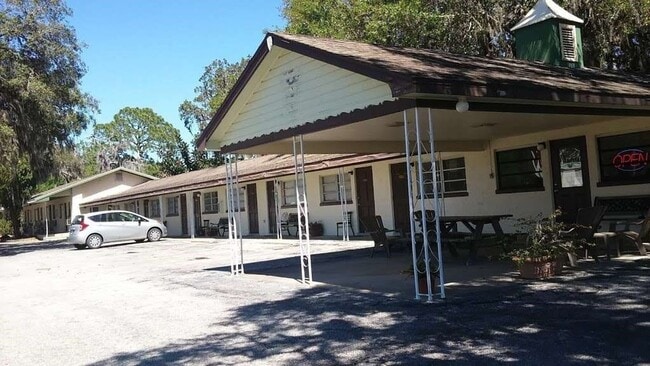 Building Photo - 1/1 Efficiency apartment w/ LAKE VIEW and WATER/ELECTRIC INCLUDED! Furnishings available!