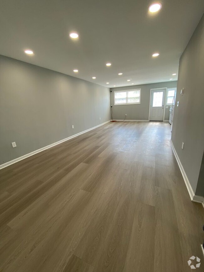 Building Photo - 3 BEDROOM TOWNHOME **VOUCHERS ONLY**