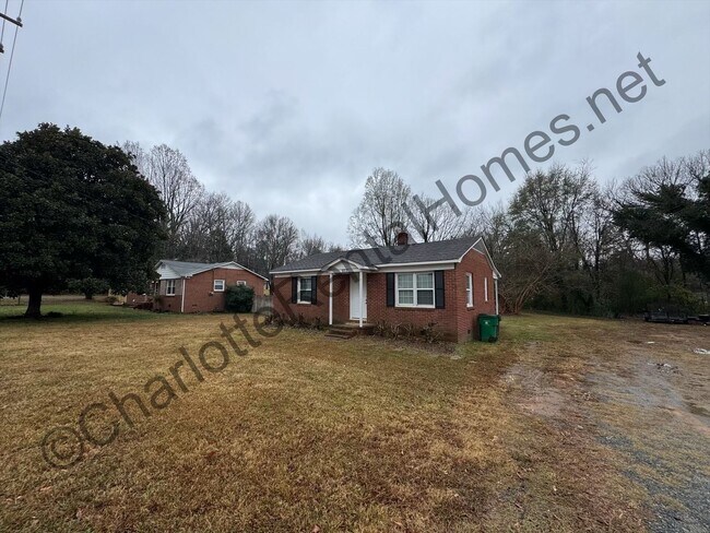 Building Photo - Brick Ranch home Convenient location