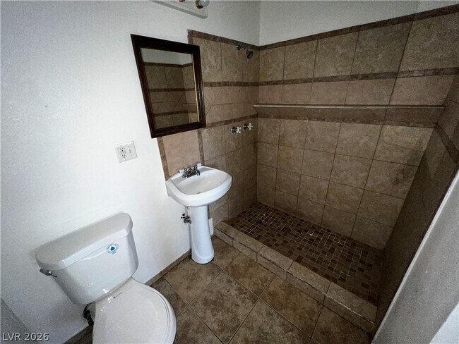 3720 Royal Crest St Unidad 14